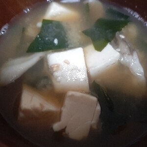 舞茸入り豆腐とわかめの味噌汁